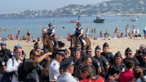 Plusieurs policiers aux abords de la plage de la Pointe Rouge à Marseille
