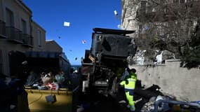Des agents de la mairie de Marseille ramassent les poubelles qui débordent, le 1er février 2022