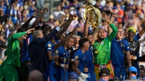 Les joueurs de Chelsea soulevant la Coupe du monde des clubs, le 13 juillet 2025
