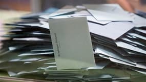 La droite, le Front national et le Parti communiste voient dans l'élimination au premier tour de la candidate socialiste lors d'une élection législative partielle un désaveu de la politique gouvernementale. Sylvie Houssin est arrivée troisième dimanche da