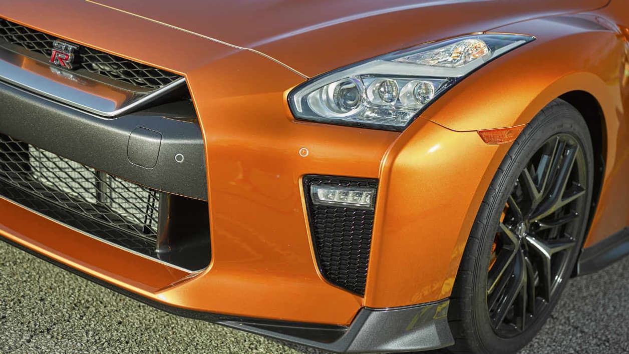 La GT-R adopte une nouvelle face avant avec une grille de radiateur plus grande et des baguettes chromées.