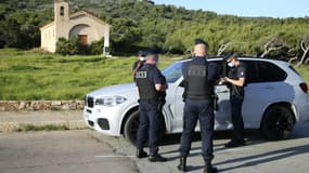 Des policiers procèdent un contrôle lors du confinement le 11 novembre 2020, près d'Ajaccio en Corse