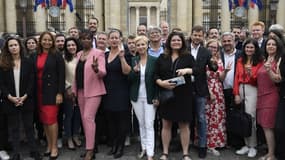 Les députés de la France insoumise posent devant l'Assemblée nationale le 21 juin 2022