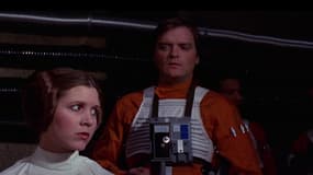 Carrie Fisher et Angus MacInnes dans "Star Wars: Un nouvel espoir" en 1977.