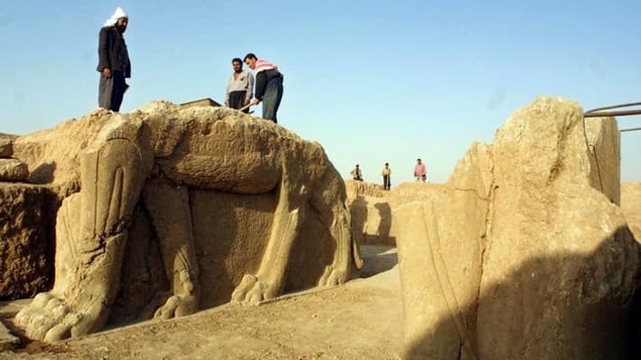 Le groupe Etat islamique a commencé à détruire les ruines assyriennes de Nimrud, en Irak, photographiées ici au cours d'un chantier de restauration, en 2001. Le groupe Etat islamique a commencé à détruire les ruines assyriennes de Nimrud, en Irak, photographiées ici au cours d'un chantier de restauration, en 2001.