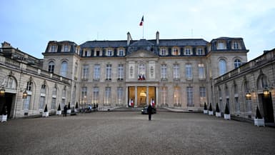 La cour avant et la façade du bâtiment du palais présidentiel de l'Élysée à Paris le 12 mars 2024.