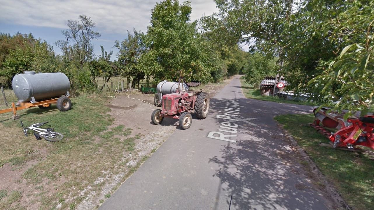 Un tracteur et quelques engins près d'une exploitation agricole à Molring en Moselle.