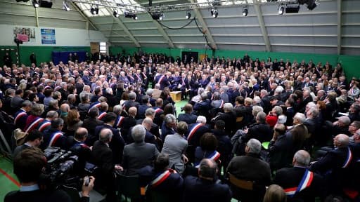 Les maires réunis autour d'Emmanuel Macron
