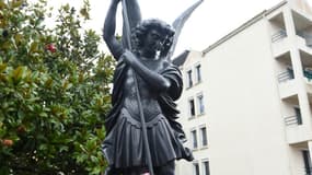 Rassemblement au pied de la statue de l'archange Saint-Michel, le 8 janvier 2022 aux Sables-d'Olonne, en Vendée.
