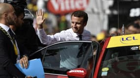 Emmanuel Macron sur le Tour de France en 2017.