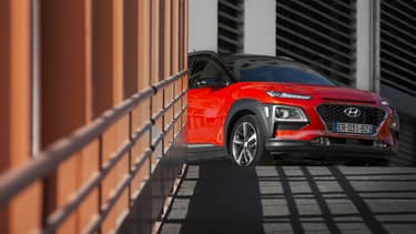 Avec ses passages de roue qui se prolongent autour des feux à l'avant et à l'arrière, le premier SUV urbain de Hyundai assume un look de baroudeur.