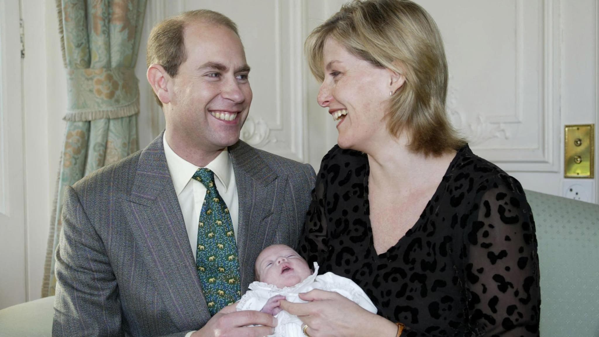 Lady Louise Windsor le 9 janvier 2004 deux mois après sa naissance avec ses parents Lady Louise Windsor le 9 janvier 2004 deux mois après sa naissance avec ses parents