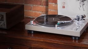 Cette platine vinyle à prix réduit vous fera savourer vos musiques préférées 
