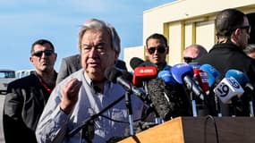 Le Secrétaire général des Nations Unies, Antonio Guterres, à l'aéroport international d'El-Arish, en Égypte, à une quarantaine de kilomètres de la frontière sud de la bande de Gaza, le 23 mars 2024