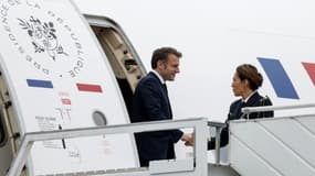 Le président français Emmanuel Macron serre la main d'un collaborateur à son arrivée à Dzaoudzi à Mayotte, le 19 décembre 2024. 