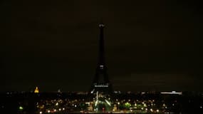 La Tour Eiffel éteinte en hommage aux victimes des attentats du 13 novembre 2015