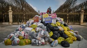 Des sacs de déchets textiles déposés devant les grilles du Sénat, lors d'un rassemblement organisé par la coalition Stop Fast Fashion, le 14 mars 2025 à Paris