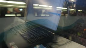 De nombreux salariés travaillent depuis les wagons des trains, sur leurs ordinateurs portables ou leurs téléphones.