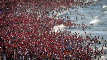 Des dizaines de milliers de Néerlandais bravent le froid de l'hiver et plongent dans la Mer du Nord pour célébrer le Nouvel an à Scheveningen, le 1er janvier 2016