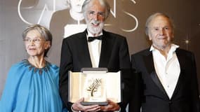 Le réalisateur autrichien Michael Haneke en compagnie des acteurs Emmanuelle Riva et Jean-Louis Trintignant, après que leur film "Amour" a reçu la Palme d'Or au festival de Cannes en mai dernier. Ce long métrage qui décrit la fin de vie d'un couple d'octo