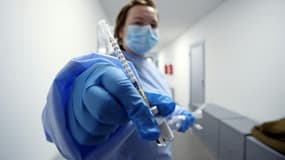 Un infirmier montre une dose de vaccin Pfizer-BioNTech, sur une base militaire à  Petrinja (Croatie) le 2 janvier 2021
