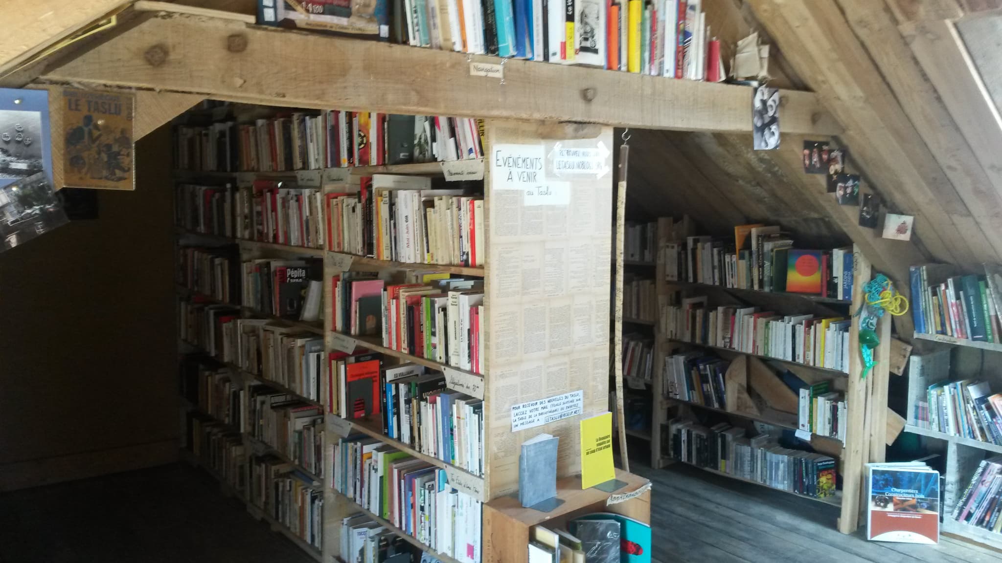 Photo dans la bibliothèque le Taslu, sur le site de l'ancienne ZAD de Notre-Dame-des-Landes