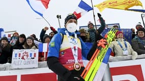 Le biathlète Quentin Fillon Maillet célèbre avec les supporters après la poursuite en Coupe du monde à Kontiolahti en Finlande le 6 mars 2022.