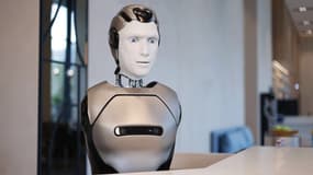 Le robot AIDOL.
