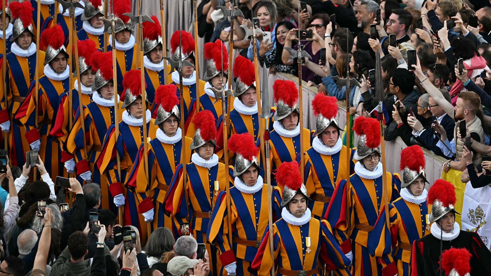 Les gardes suisses arrivent sur la place Saint-Pierre après l'élection du pape, le 8 mai 2025