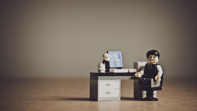 Les violences morales au travail ont diminué mais restent fréquentes.