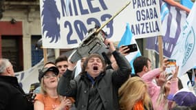 Javier Milei, tronçonneuse à la main, lors d'une manifestation le 12 septembre 2023 à La Plata, en Argentine