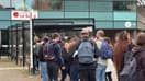 Des étudiants devant un Crous à Lille
