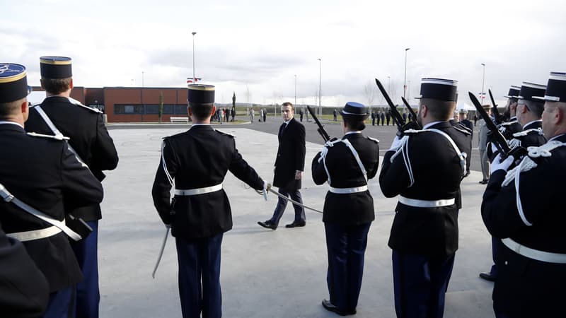 Emmanuel Macron passant en revue des soldats.