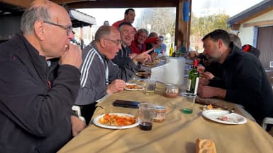 Des élus savourent un plat de tripes en bord de spéciale à Selonnet ce 26 janvier 2024 devant le rallye Monte-Carlo.