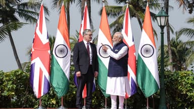 Le Premier ministre britannique Keir Starmer (à gauche) et son homologue indien Narendra Modi sont assis dans un jardin avant leur réunion bilatérale au Raj Bhavan à Mumbai le 9 octobre 2025.