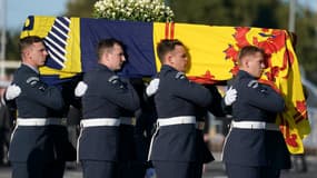 L'étendard royal recouvrant le cercueil d'Elizabeth II lors de son départ d'Edimbourg, le 13 septembre. 