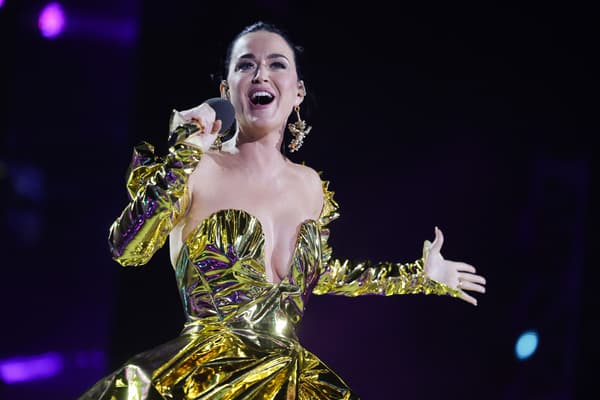 Katy Perry interprétant son tube Roar, sur la scène du concert du couronnement, le 7 mai.