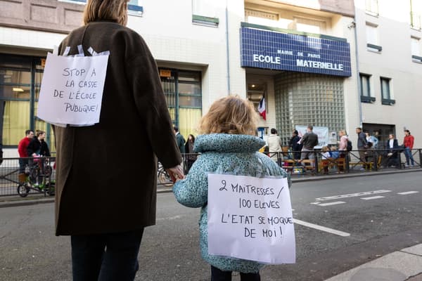 Les parents d'élèves de l'école maternelle Réunion du 20e arrondissement de Paris se sont mobilisés ce jeudi 21 mars dans la matinée et ont endossé le rôle de maître devant l'établissement.