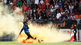 Un fumigène jeté sur la pelouse du Stade du Moustoir le 24 août 2024