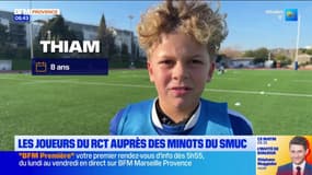 Les joueurs du RCT auprès des minots du SMUC