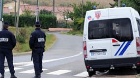 Des policiers devant la maison d'Abdelkader Merah, le frère du tueur au scooter, le 26 septembre 2012.