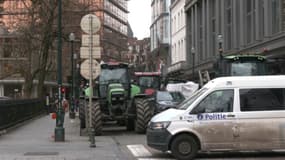 Les agriculteurs belges ont investi les rues de Bruxelles. Des agriculteurs français, italiens et espagnols doivent les rejoindre jeudi.