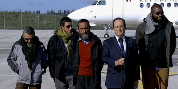 François Hollande, entouré des quatre ex-otages, s'exprime face à la presse.