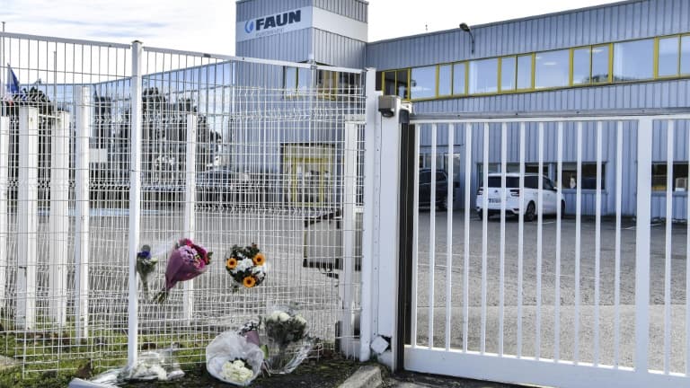 Fleurs déposées à l'entrée de l'entreprise Faun dont la DRH a été tuée par balle le 29 janvier 2021