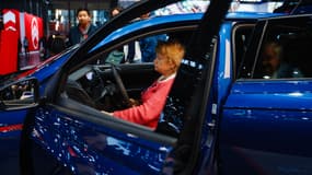 Une visiteuse au Mondial de l'auto, à Paris, le 15 octobre 2024
