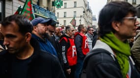 Des employés manifestent devant le  BHV Marais lors d'une grève pour pour dénoncer l'installation du géant asiatique du commerce en ligne Shein dans l'enceinte du grand magasin, le 10 octobre 2025 à Paris
