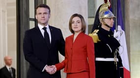 Le président français Emmanuel Macron (à gauche) serre la main de la présidente moldave Maia Sandu avant leur rencontre à l'Élysée à Paris, le 10 mars 2025.
