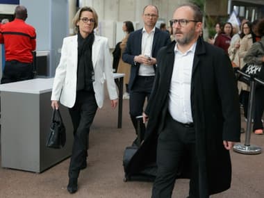 L'ex-maire de Canteleu Mélanie Boulanger arrive au tribunal de Bobigny avec son avocat, Me  Arnaud de Saint-Remy (D), le 27 mai 2024