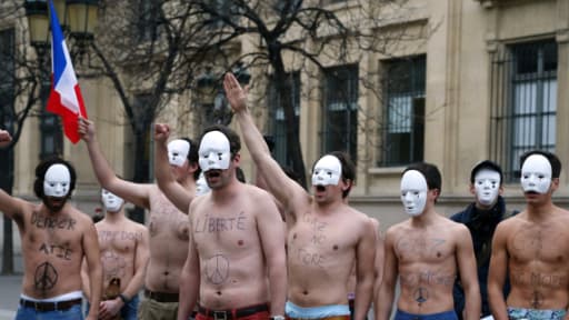 Des opposants au mariage gay, les "Homen", manifestent à demi-nu dans Paris, à l'instar des Femen.