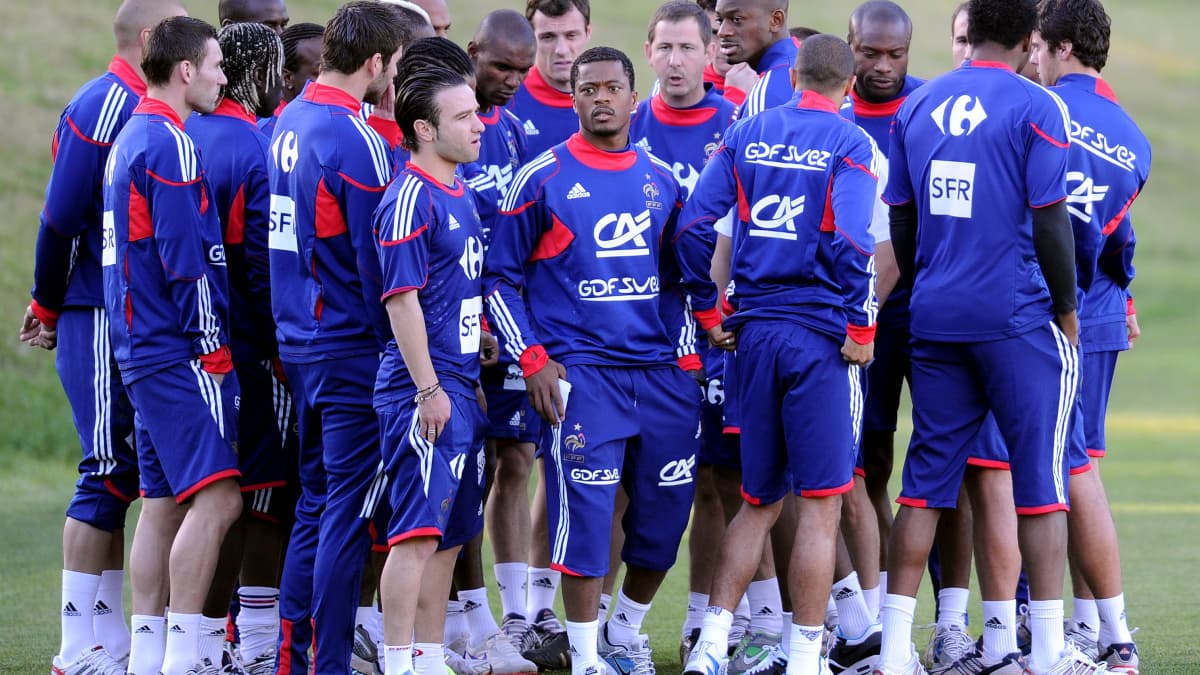 Les Bleus en baskets sur le terrain d'entraînement de Knysna le 20 juin 2010